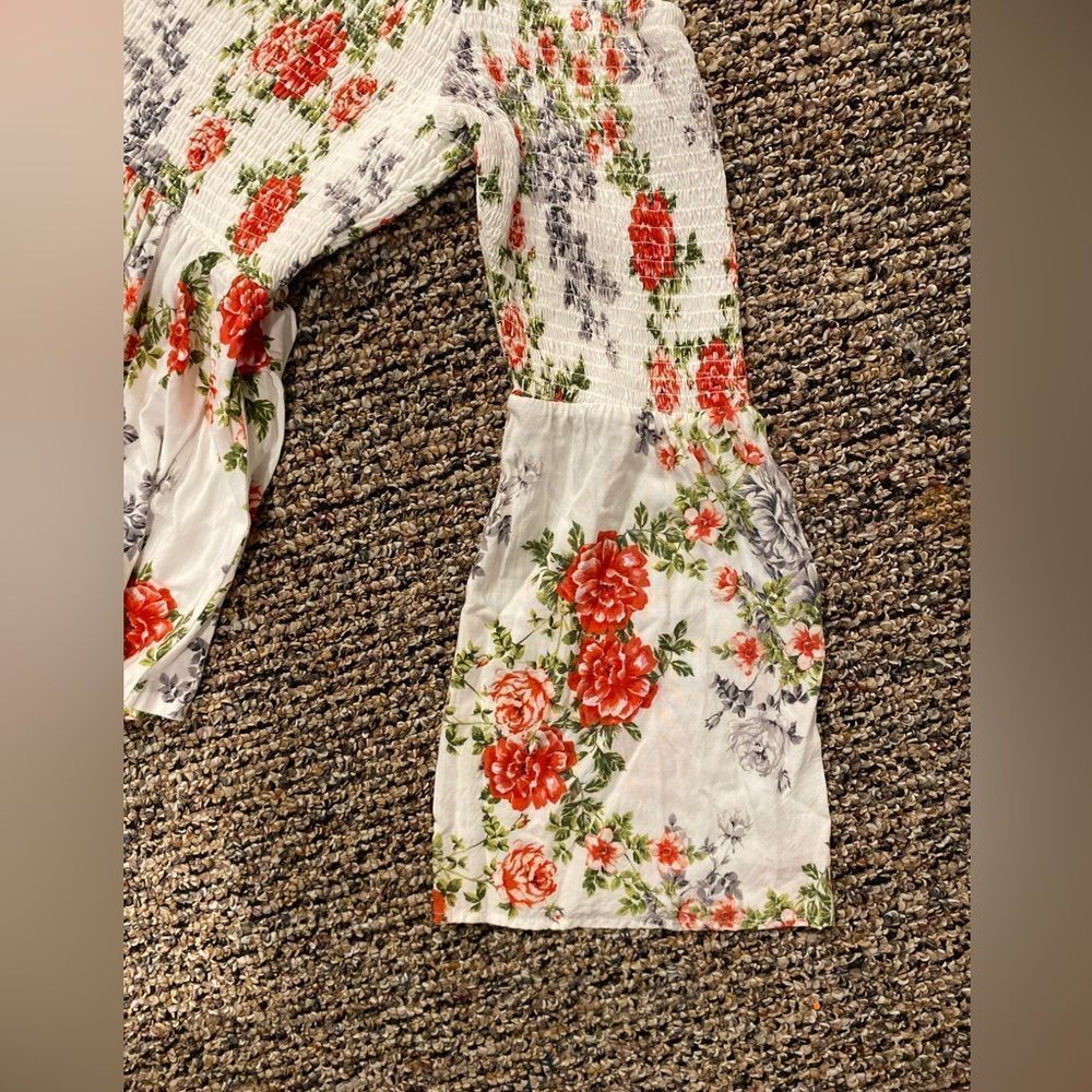Torrid Scrunchie/floral/ditzy /flirty off shoulder flare sleeves top - Picture 8 of 9